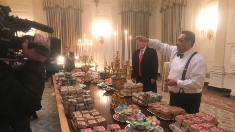 Trump recibe equipo universitario en Casa Blanca con Burger King y McDonald's