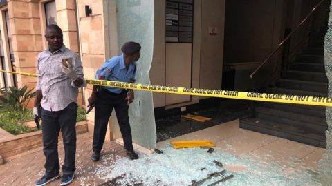 Una explosión y tiros sacuden un complejo hotelero de Nairobi