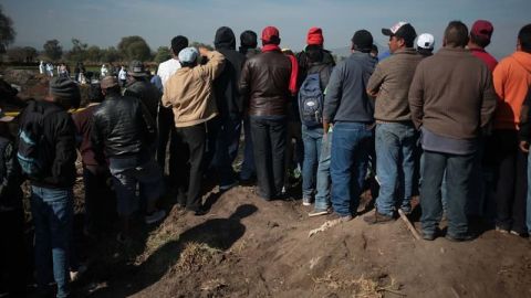 Alrededor de 200 pobladores buscan restos en Tlahuelilpan, Hidalgo