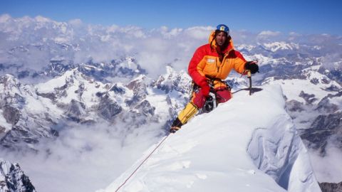 China reduce el número de permisos para escalar el Everest