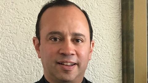 Sacerdote provoca indicente vial y se fuga, es director del Instituto Cumbres