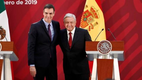 Presidente de España regala a AMLO acta de nacimiento de su abuelo