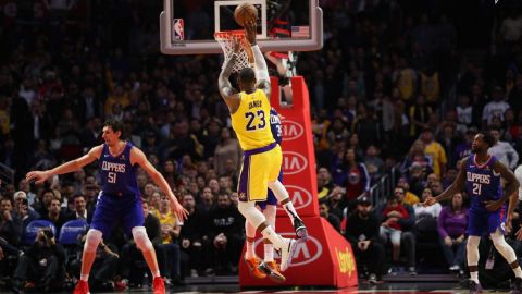 Con LeBron, Lakers vencen 123-120 a Clippers en tiempo extra