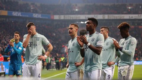Bayern tropieza en Leverkusen, pero Dortmund perdona