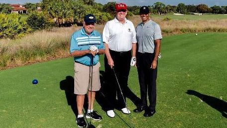 El presidente Donald Trump juega golf con Jack Nicklaus y Tiger Woods