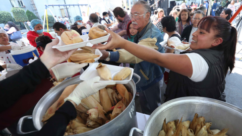 Regalan 2 mil tamales en mercados de Oaxaca