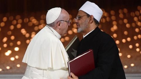 El papa y gran imán de Al Azhar firman documento de "fraternidad" en Emiratos