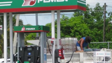Aseguran expendio de venta clandestina de gasolina en Suchiate