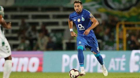 Héctor Herrera rescata al Porto