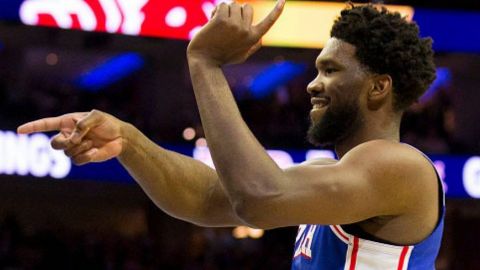 76ers aplasta a los Lakers