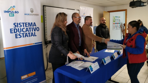 El SEE, entrega constancias a docentes de preescolar