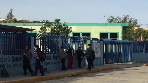 Vuelven a tomar secundaria los padres de familia por falta de maestros