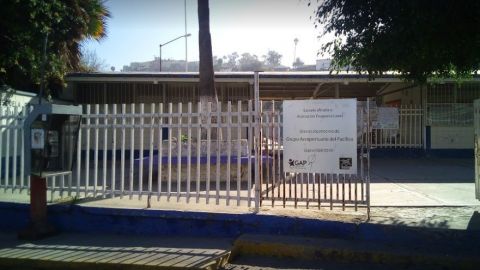 Hundimiento de patio y barda en escuela de Tijuana