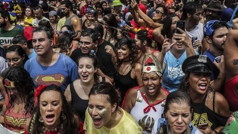 Multitud de personas bailan al ritmo de las comparsas carnavalescas de Río