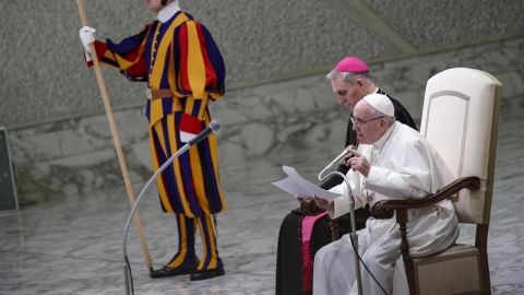 El papa dice que quien acusa a la Iglesia es amigo del diablo