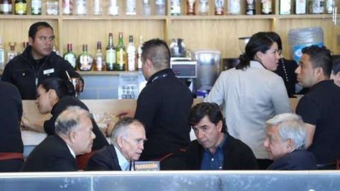 AMLO se reúne con dirigente del PT en aeropuerto de Nuevo León