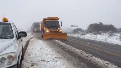 Continúa cierre de carretera Centinela - La Rumorosa por intensa nevada