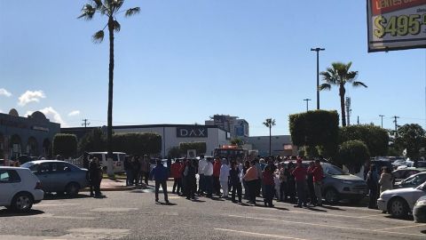 Evacúan centro comercial en Ensenada por fuga de gas
