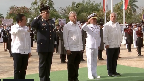 Conmemora AMLO Día de la Bandera en Chetumal