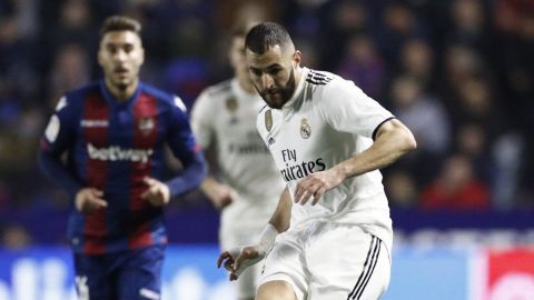 Dos penaltis con VAR dan a victoria al Madrid ante un Levante intenso