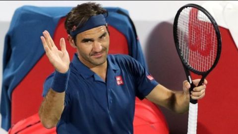 Federer da un paso hacia la conquista de su título número 100
