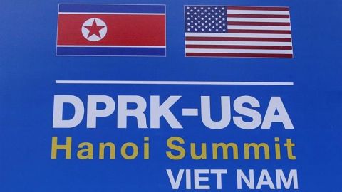 Trump llega a Hanoi en la víspera de su segunda cumbre con Kim Jong-un