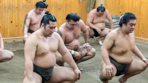 Luchadores de sumo deberán competir afeitados, sin tatuajes y con uñas cortas