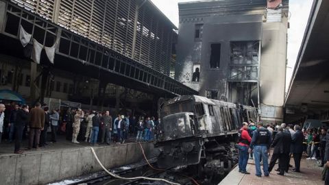Suben a 22 los fallecidos por el accidente en la estación de tren de El Cairo