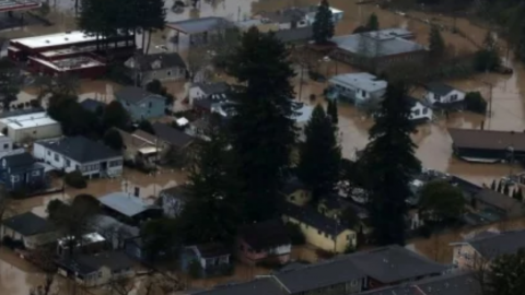Las fuertes lluvias dejan un muerto y miles de evacuados en California