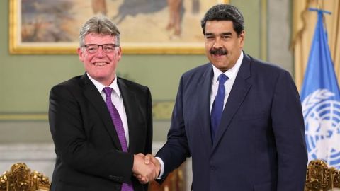 EE.UU. revoca los visados a 49 "aliados" de Maduro y sus familias