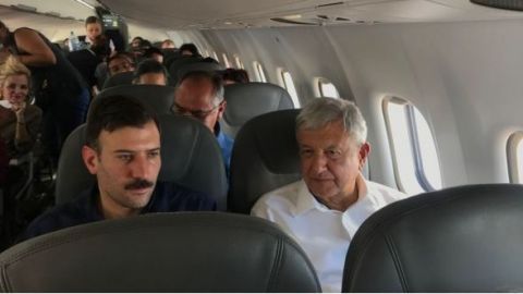 AMLO viaja a Chihuahua; pasajeros hacen fila para tomarse foto con él