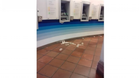Falla en cajero automático provoca "lluvia" de billetes en Guanajuato