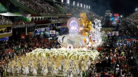 Bolsonaro, Freddie Mercury y Hulk "bailan" en el histórico carnaval de Olinda