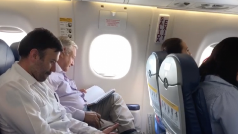 Dan clases de historia durante vuelo de AMLO a Manzanillo