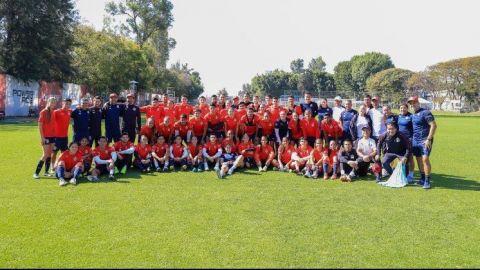 Futbolistas de Chivas femenil y varonil disputan “cascarita” por Día de la Mujer