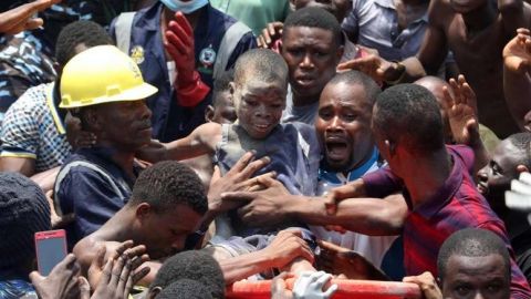 Más de 100 niños atrapados al colapsar un edificio con una escuela en Nigeria