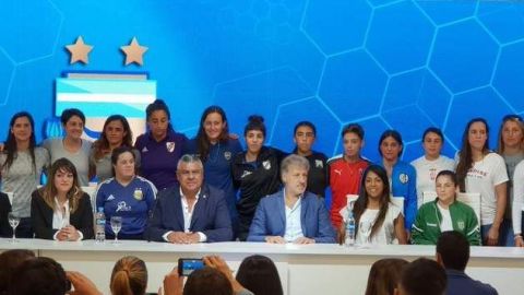 Argentina profesionaliza al fútbol femenino