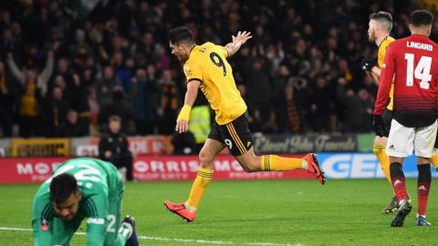 Con gol de Raúl, el Wolverhampton elimina al Manchester United