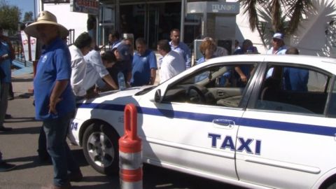 Taxistas ya no aguantan los baches y los asaltos
