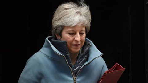 May admite que no tiene suficientes votos para aprobar su acuerdo de "brexit"