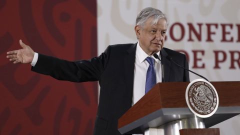 AMLO anuncia revisión de la figura de "testigos sociales"