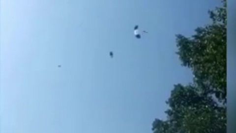 VIDEO: Captan momento en que fallan paracaídas de 2 personas en Morelos