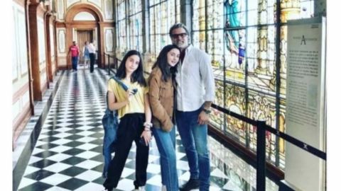 Juan Soler pasea feliz con sus hijas en el Castillo de Chapultepec