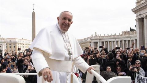 El papa explicó que no dejó besar su anillo para evitar difusión de gérmenes