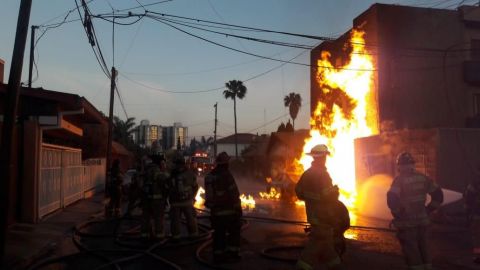 VIDEO: Incendio de auto y departamento en Tijuana