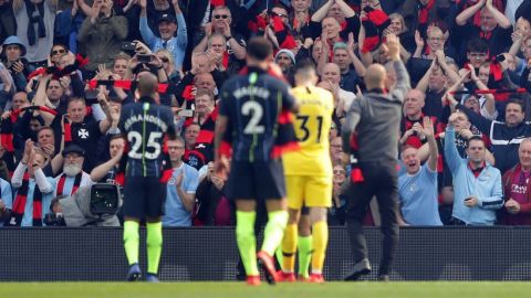 Bernardo Silva y Sergio Agüero dejan al Manchester City en punta