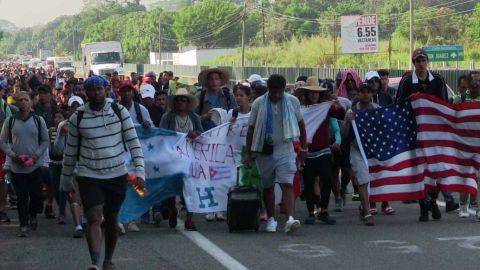 Caravana migrante de cubanos llega a costa de Chiapas