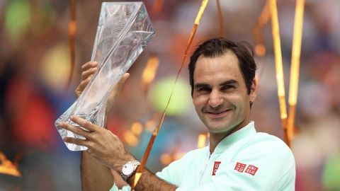 Federer conquista 101er título tras vencer a Isner en Miami