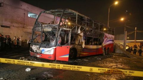 Al menos 16 muertos y siete heridos al incendiarse un autobús en Lima