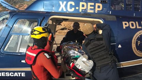 Rescatan con helicóptero a persona que cayó a acantilado